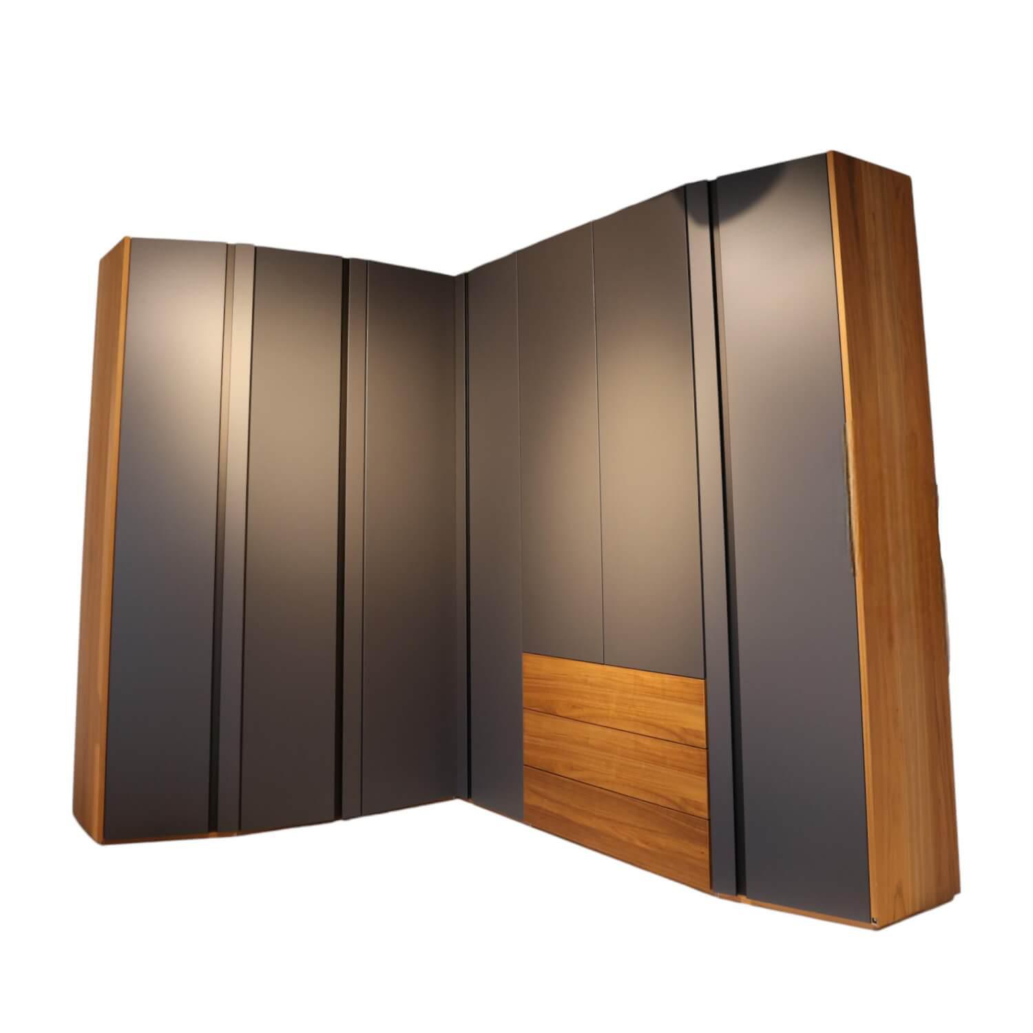 WK Wohnen - Kleiderschrank Lunes Front Lack Schiefergrau Grau Korpus Kernnussbaum Griff B1 Dunkelbraun Mit LED Schrankbeleuchtung - 1