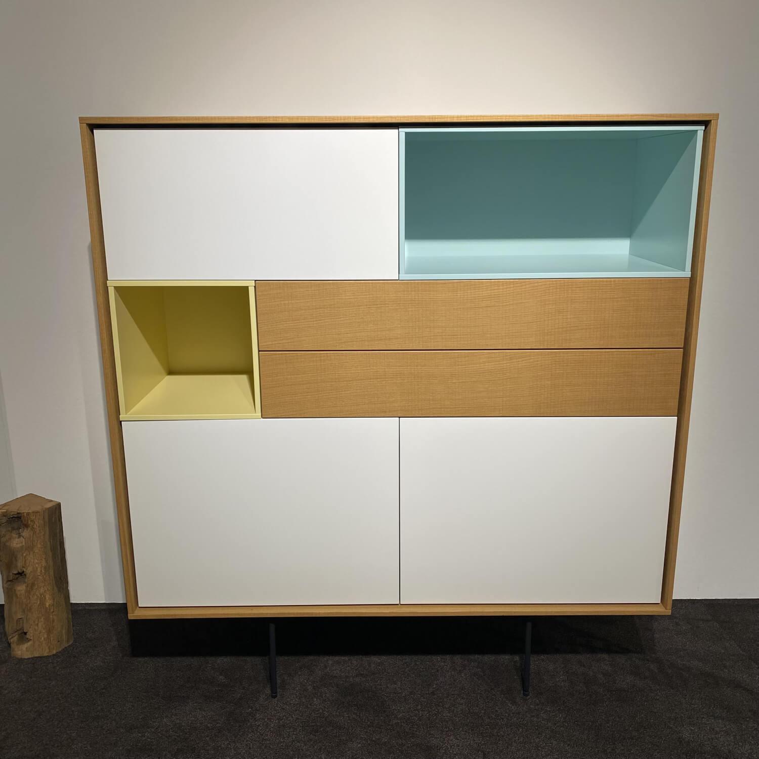 Treku - Highboard Aura Eiche Sägegrau Absetzung Weiß Vanille Lichtgrün Fuß Zylinder Graphit Schwarz - 2