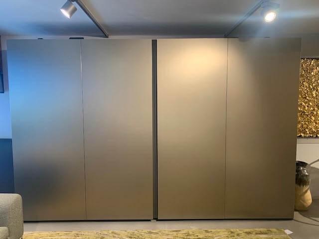 Kettnaker - Schiebetürenschrank Flat Front Alu Bronzehell Inne Eiche Anthrazit Matt Mit Beleuchtung Griffe Lack Matt Graphit Inklusive Inneneinteilung Ohne Deko - 2