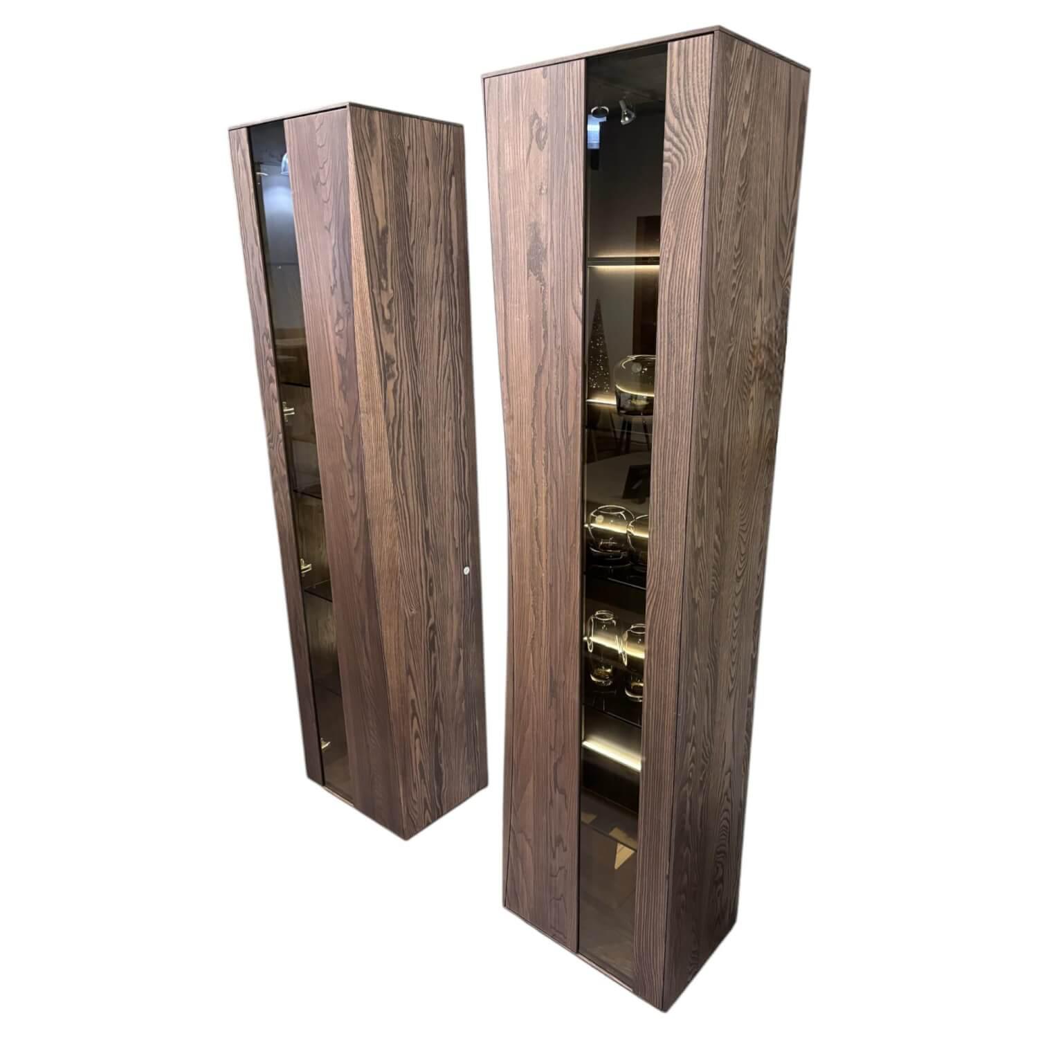 Anrei - 2er Set Vitrine Puro Wave W70 Esche Massiv Gebürstet Tabak Geölt Inklusive LED Beleuchtung Mit Sensorschalter - 1