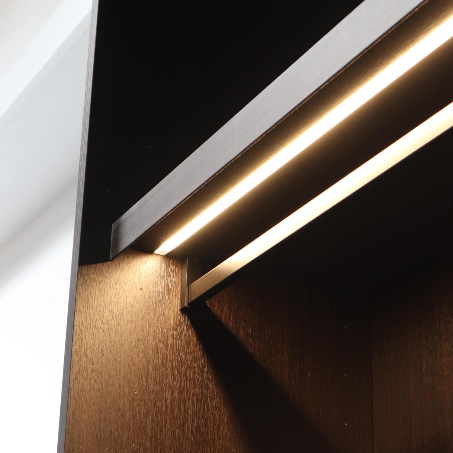 Porro - Schrankwand Struktur Eukalyptusfarben Fachböden Bezug Ecoleder Mit Beleuchtung - 7