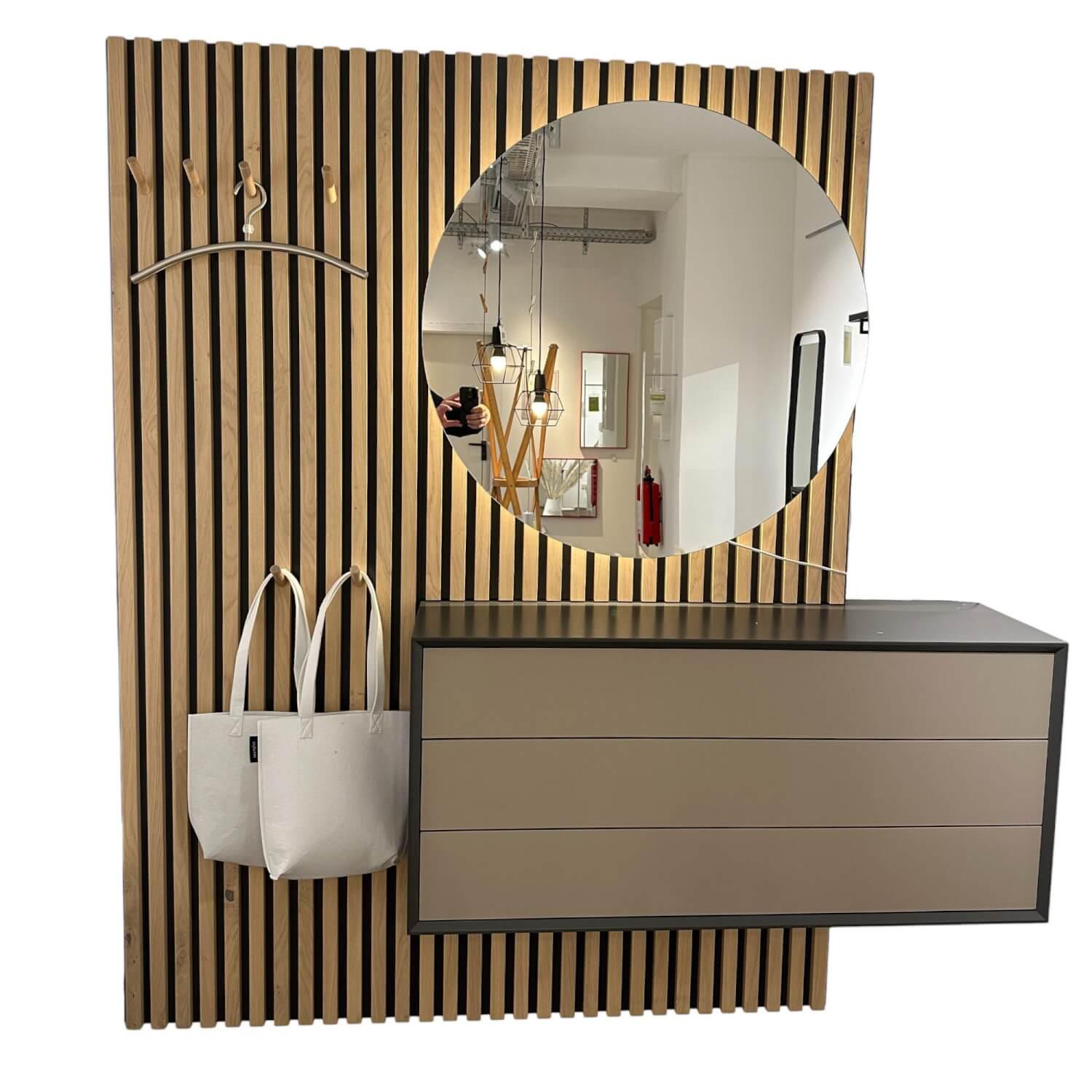 Sudbrock - Garderobe Diele Modo 19 Lack Quarz 437 Grau Lamellen Eiche Milk Astig 155 Grau Schubkästen Terra 408 Grau Inklusive Spiegel Und LED Beleuchtung Und Trafo - 1
