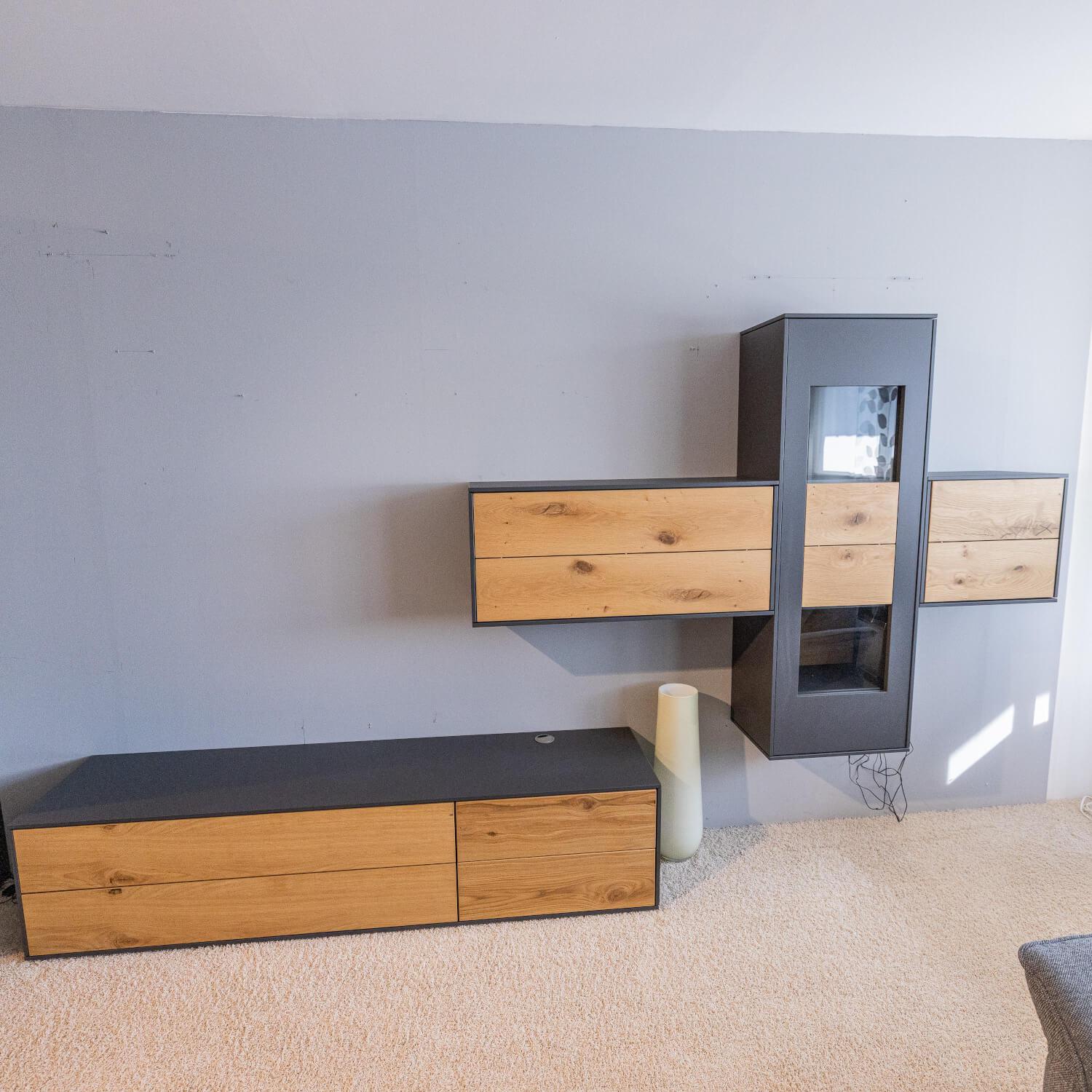 WK Wohnen - Wohnwand Wk 440 Lavato Und Vitrine 440 Balkeneiche Lack Schiefergrau Grau Matt Inklusive Beleuchtung - 2