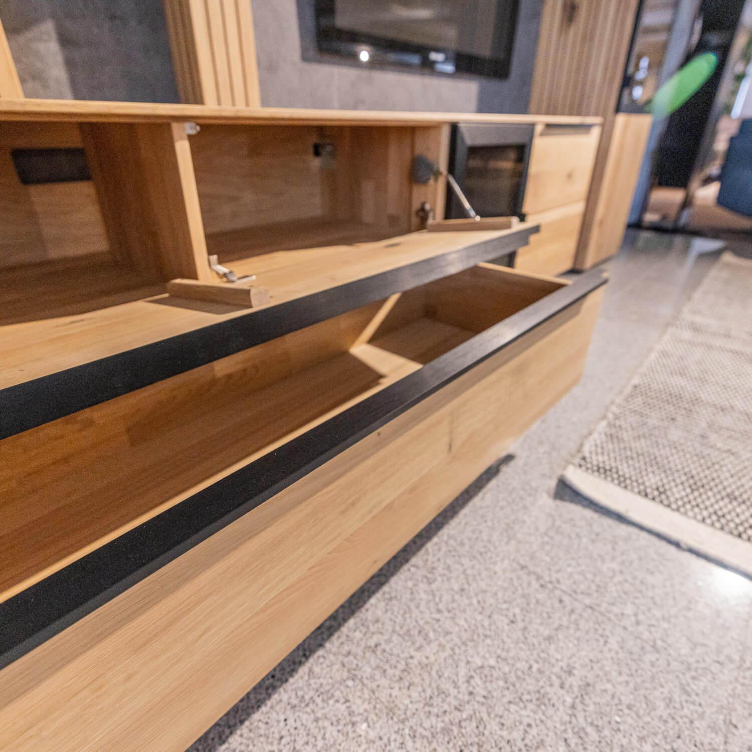 WK Wohnen - Wohnwand WK 490 Baristo Asteiche Bianco Rillenoptik Glas Anthrazit Inklusive LED Beleuchtung - 18