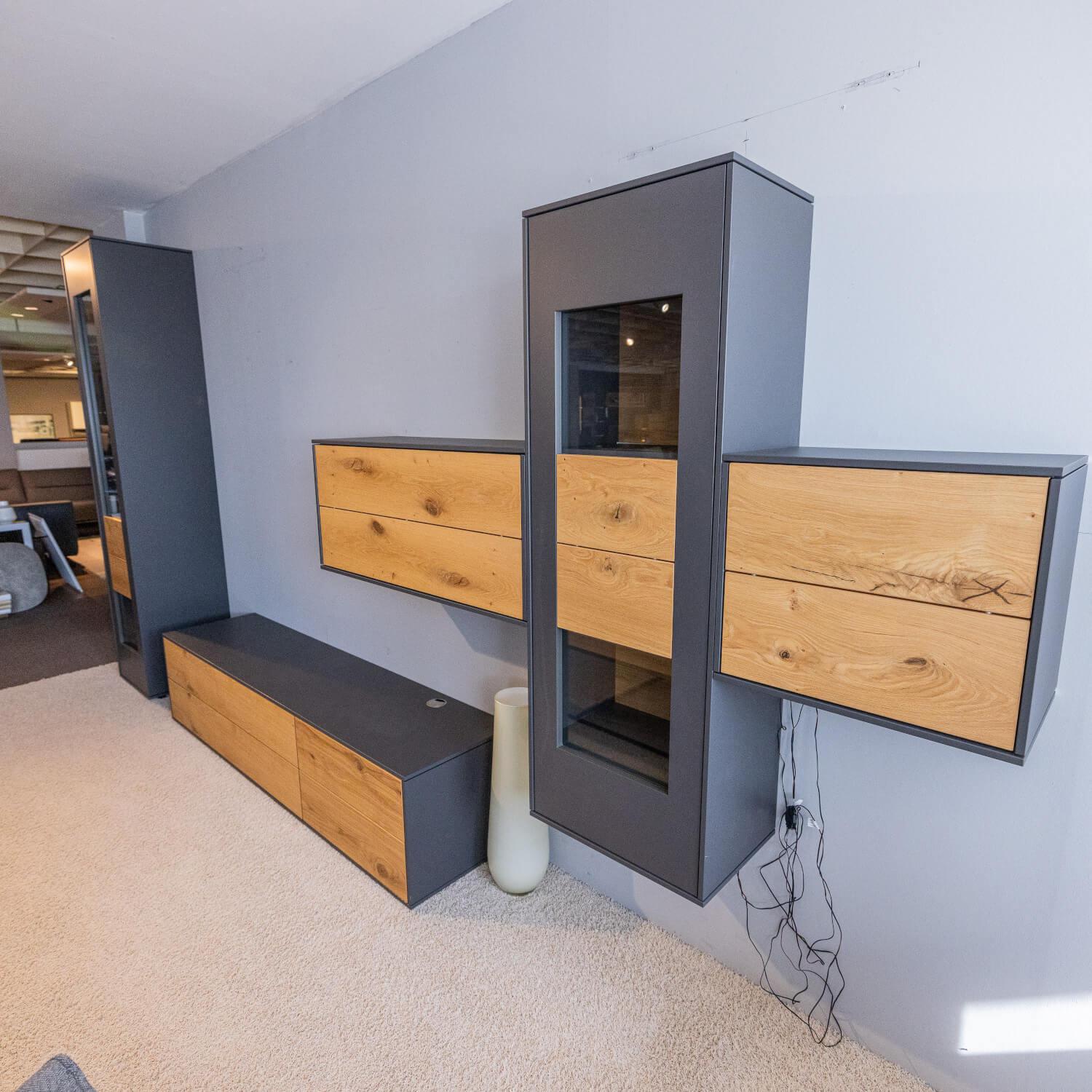 WK Wohnen - Wohnwand Wk 440 Lavato Und Vitrine 440 Balkeneiche Lack Schiefergrau Grau Matt Inklusive Beleuchtung - 13