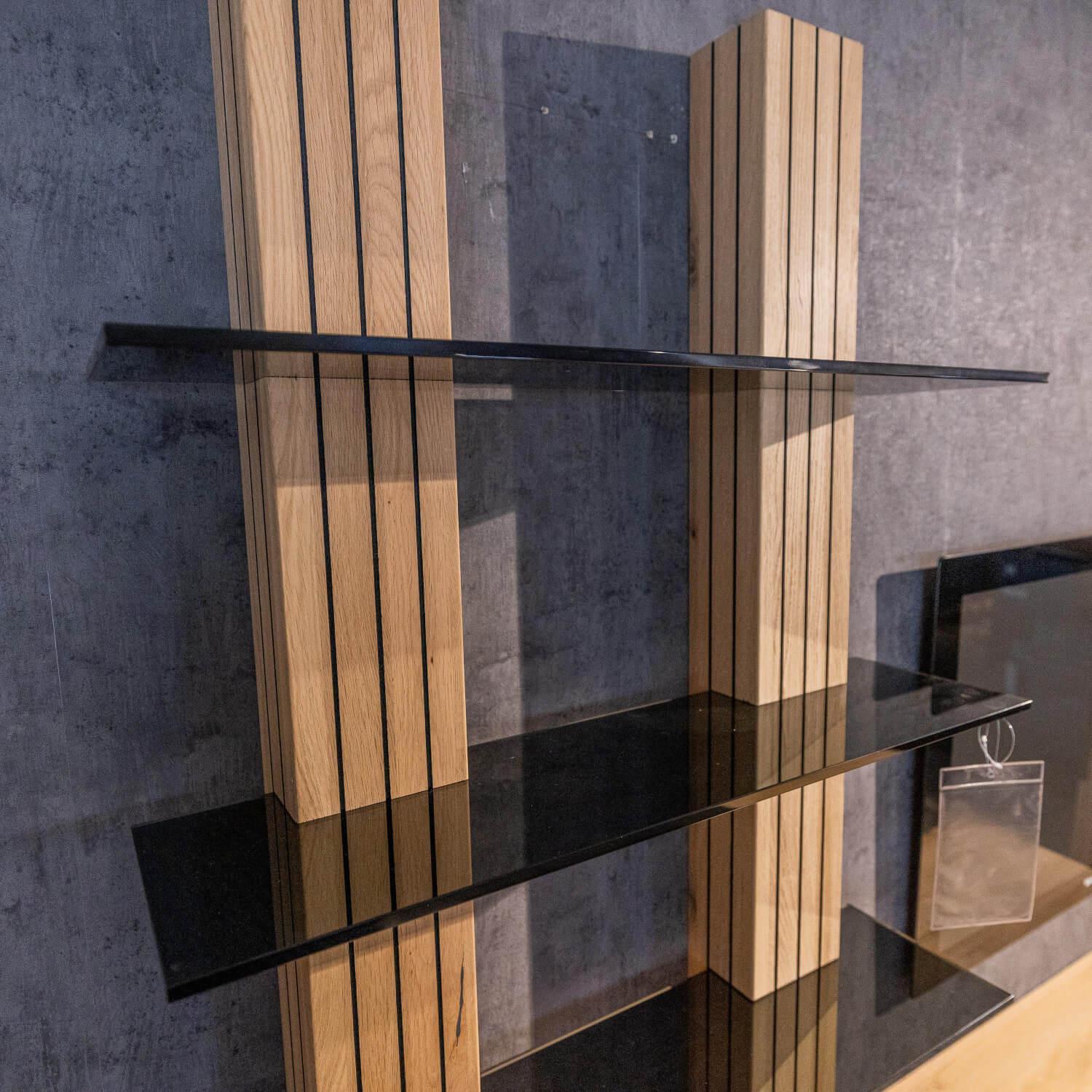 WK Wohnen - Wohnwand WK 490 Baristo Asteiche Bianco Rillenoptik Glas Anthrazit Inklusive LED Beleuchtung - 13