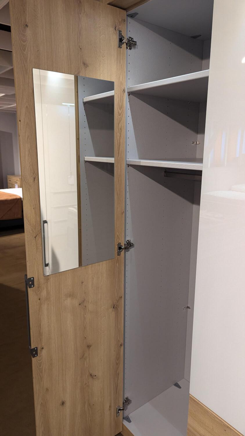 Wiemann - Kleiderschrank Metz Front Glas Weiß Korpus Eiche Bianco NB Griffe Schiefer - 4