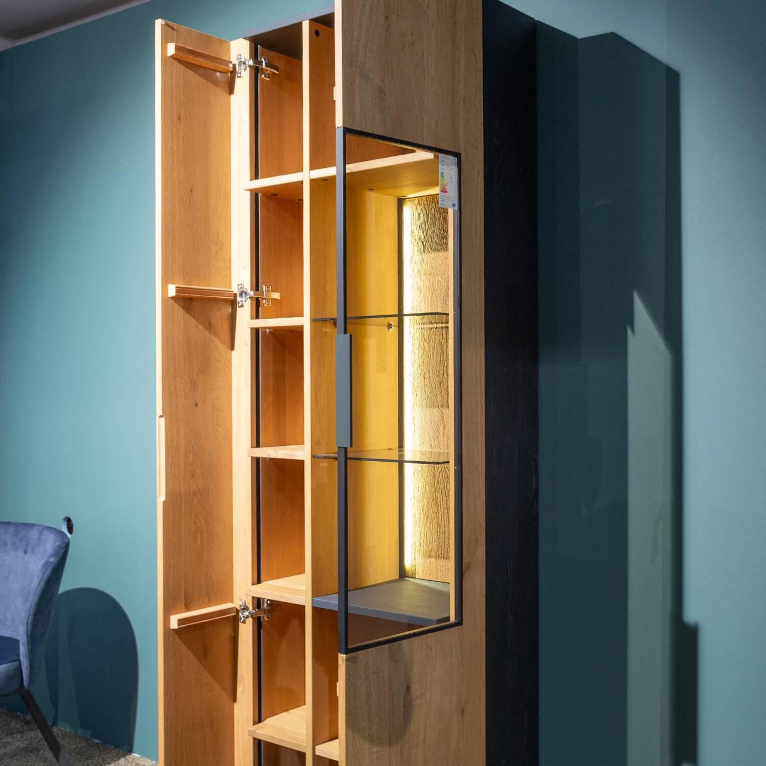 Schöner Wohnen-Kollektion - Vitrine Yoris Rechts Front Kerneiche Umato Gebürstet Korpus Eiche Anthrazit Mit Beleuchtung - 4