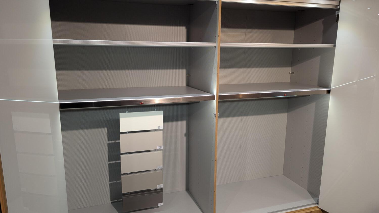 Wiemann - Kleiderschrank Metz Front Glas Weiß Korpus Eiche Bianco NB Griffe Schiefer - 5