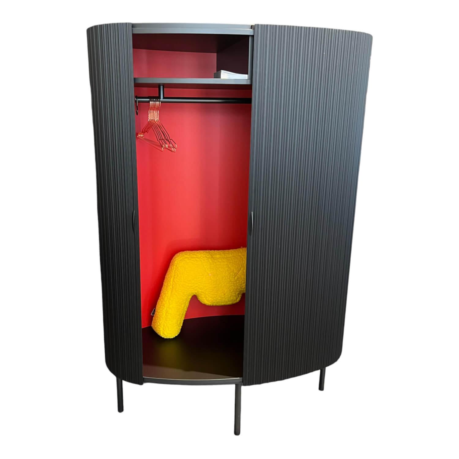 Wogg - Garderobenschrank Wardrobe Rollfront Aluminium Schwarz Eloxiert Rückwand Rot Lackiert - 1