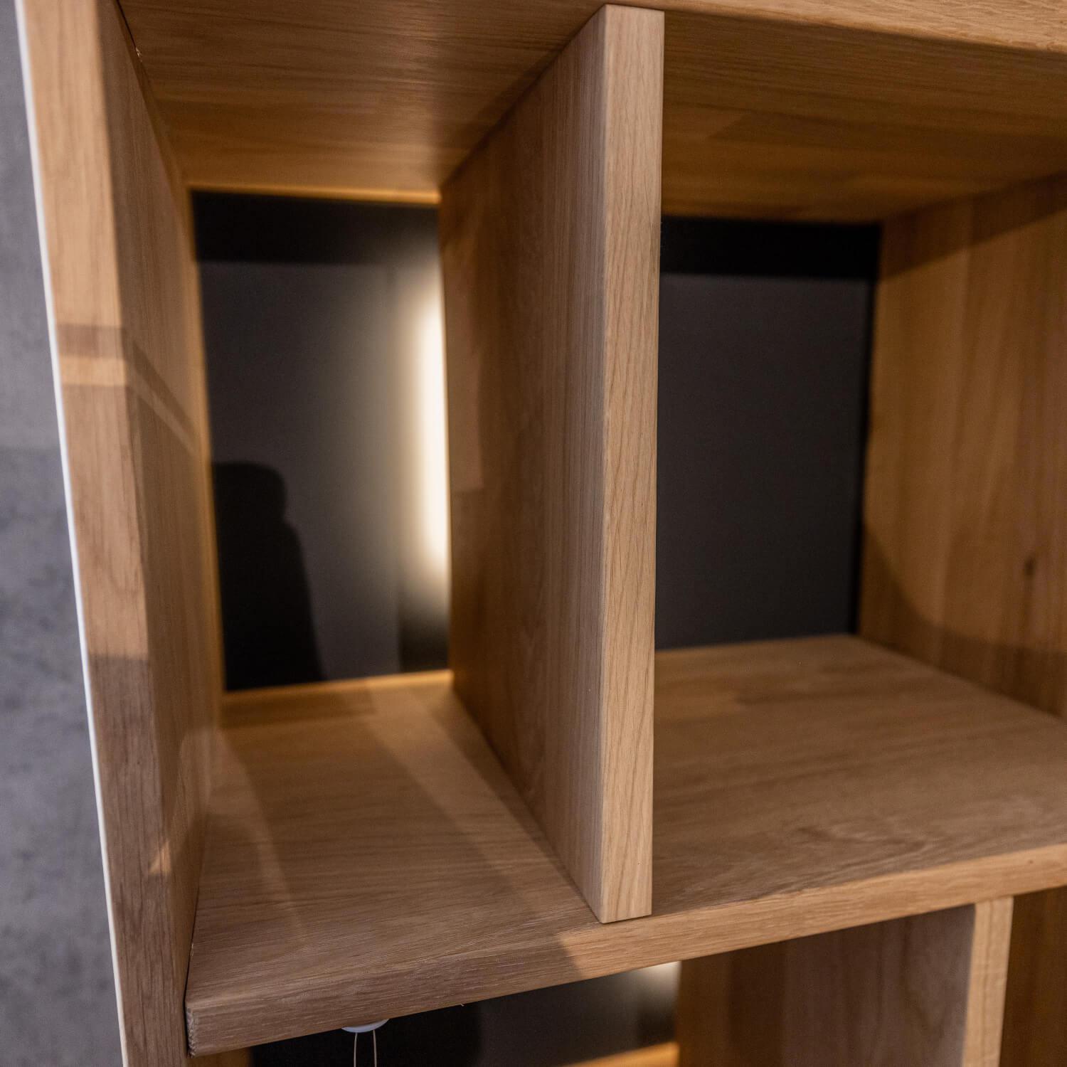 WK Wohnen - Homeoffice Regal WK 490 Baristo Asteiche Bianco Glas Anthrazit Mit Fächern Und Schubladen Inklusive LED Beleuchtung - 5