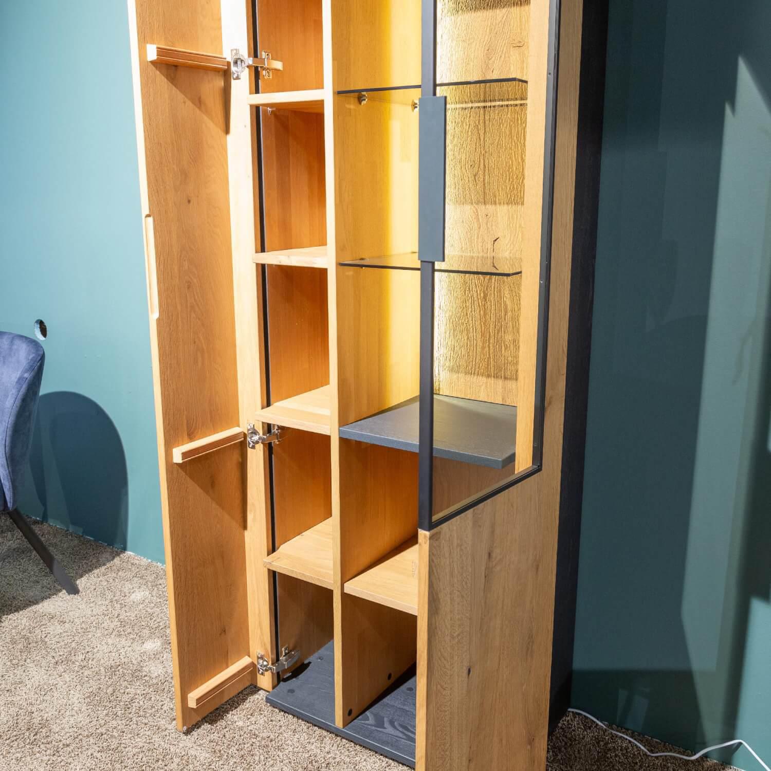 Schöner Wohnen-Kollektion - Vitrine Yoris Rechts Front Kerneiche Umato Gebürstet Korpus Eiche Anthrazit Mit Beleuchtung - 10