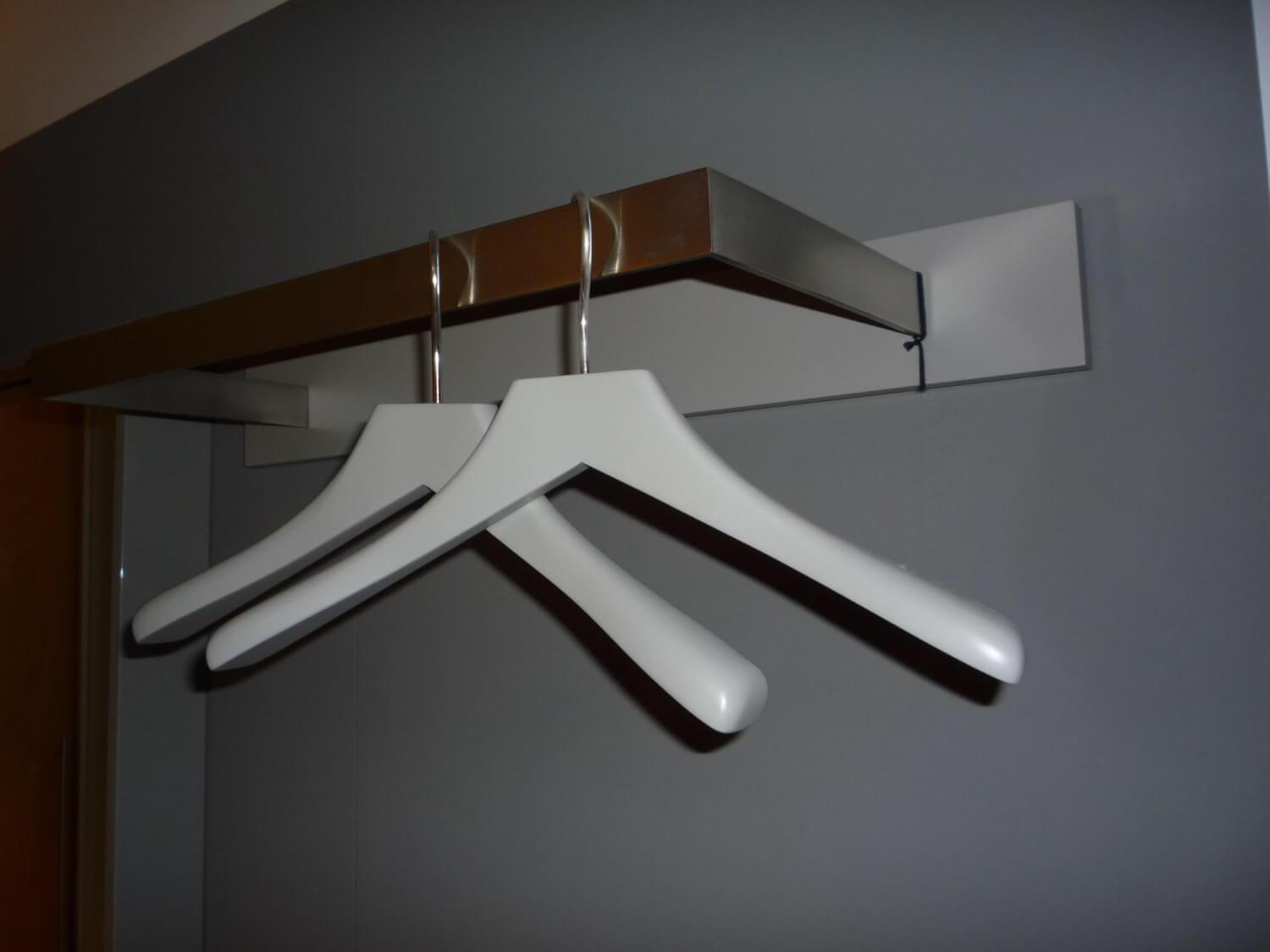 Schönbuch - Garderobe Hesperide Lack Matt Asphalt Grau Mantelstange Edelstahl Gebürstet - 2