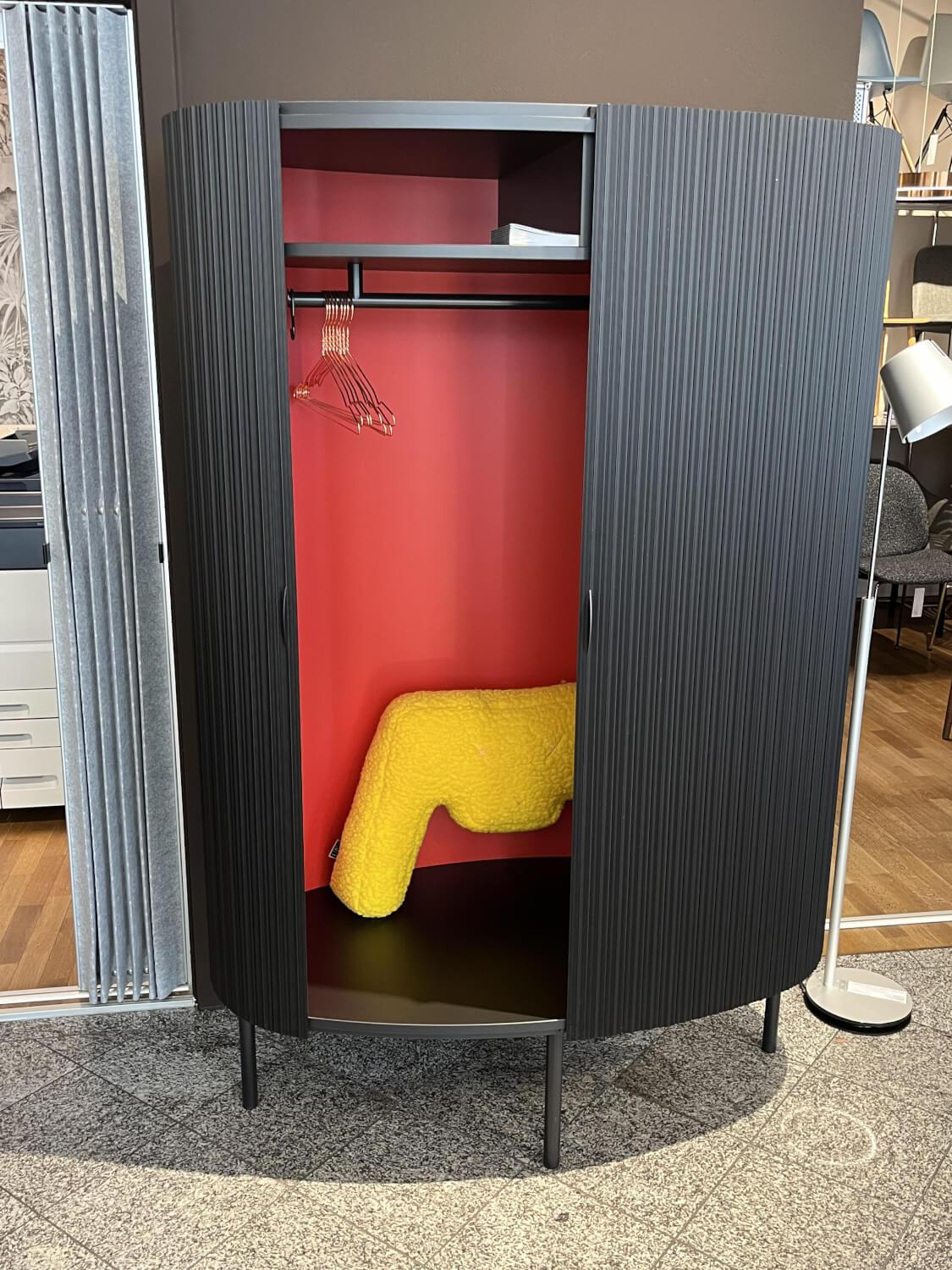 Wogg - Garderobenschrank Wardrobe Rollfront Aluminium Schwarz Eloxiert Rückwand Rot Lackiert - 2