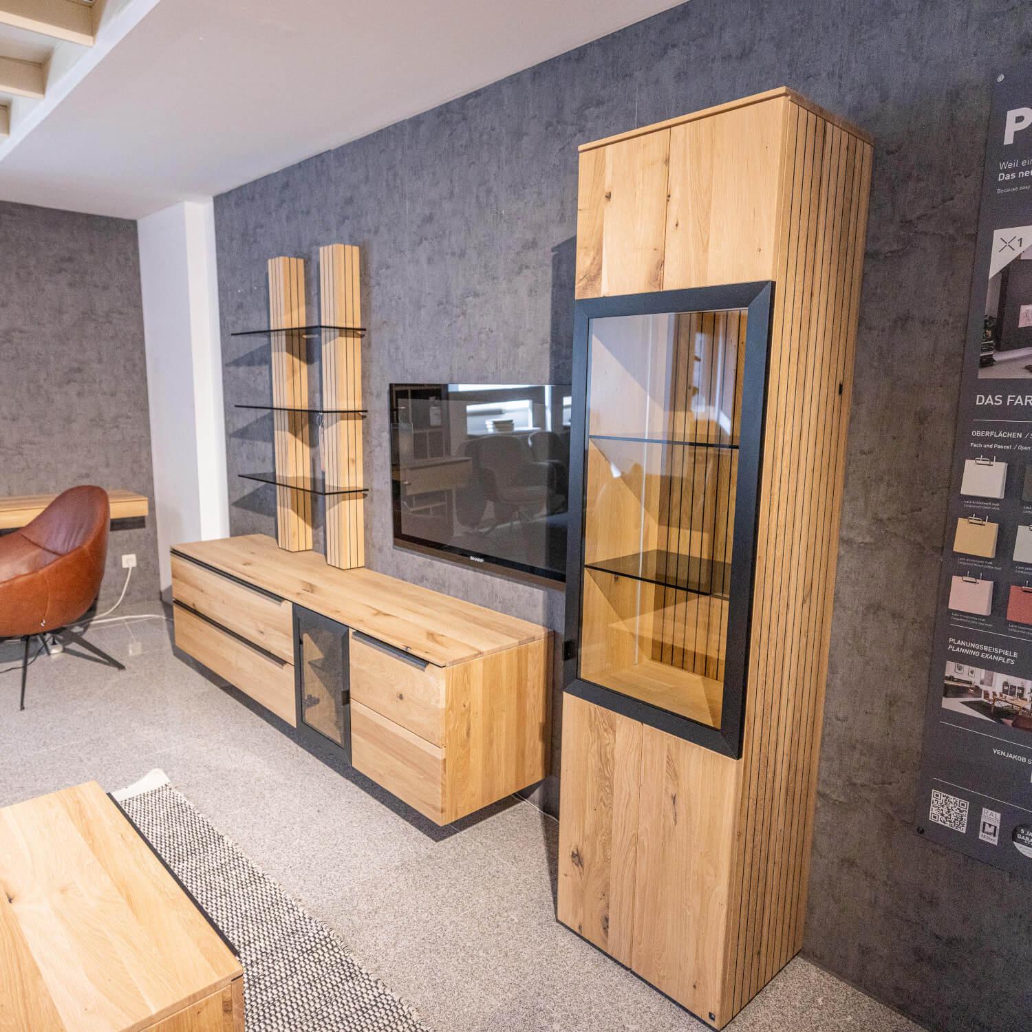 WK Wohnen - Wohnwand WK 490 Baristo Asteiche Bianco Rillenoptik Glas Anthrazit Inklusive LED Beleuchtung - 12