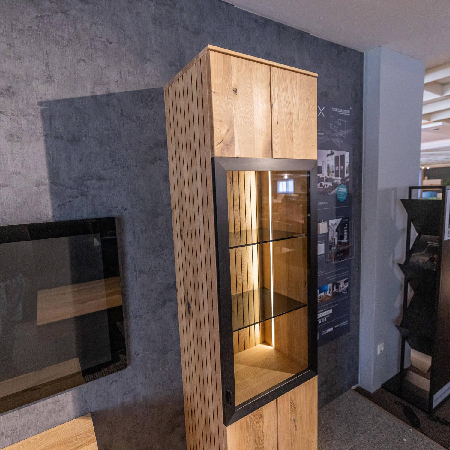 WK Wohnen - Wohnwand WK 490 Baristo Asteiche Bianco Rillenoptik Glas Anthrazit Inklusive LED Beleuchtung - 3