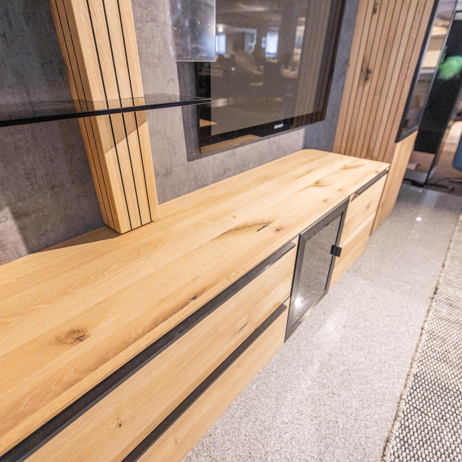 WK Wohnen - Wohnwand WK 490 Baristo Asteiche Bianco Rillenoptik Glas Anthrazit Inklusive LED Beleuchtung - 8