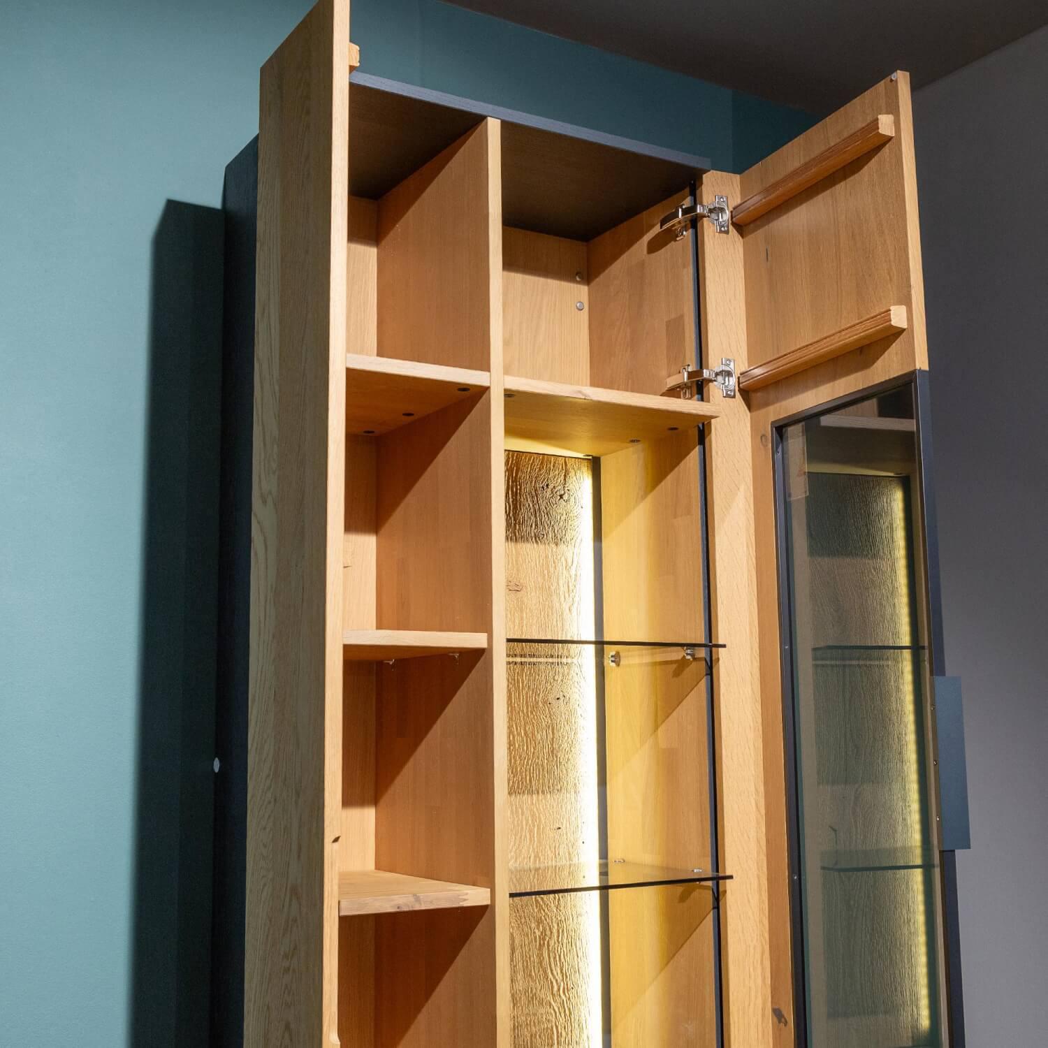 Schöner Wohnen-Kollektion - Vitrine Yoris Rechts Front Kerneiche Umato Gebürstet Korpus Eiche Anthrazit Mit Beleuchtung - 9