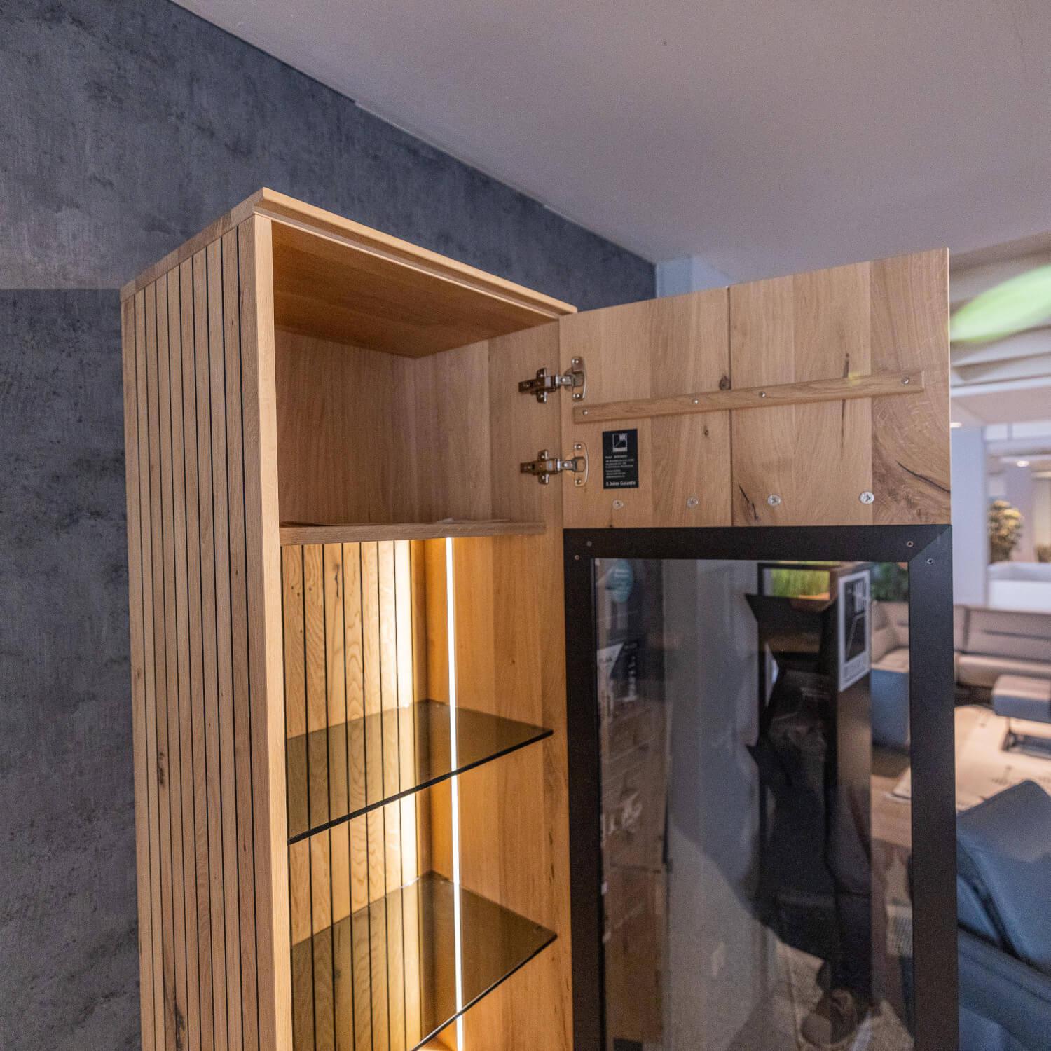 WK Wohnen - Wohnwand WK 490 Baristo Asteiche Bianco Rillenoptik Glas Anthrazit Inklusive LED Beleuchtung - 16