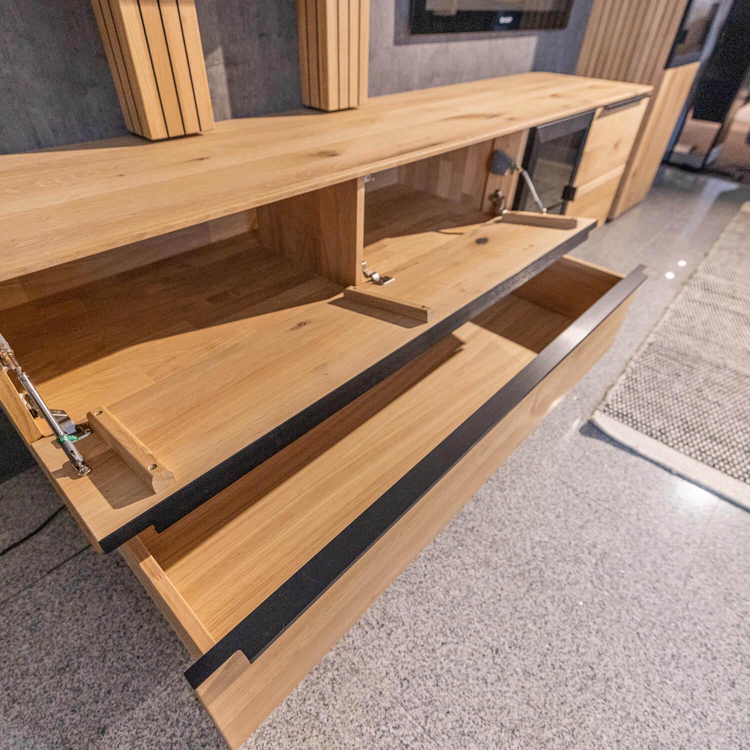 WK Wohnen - Wohnwand WK 490 Baristo Asteiche Bianco Rillenoptik Glas Anthrazit Inklusive LED Beleuchtung - 9