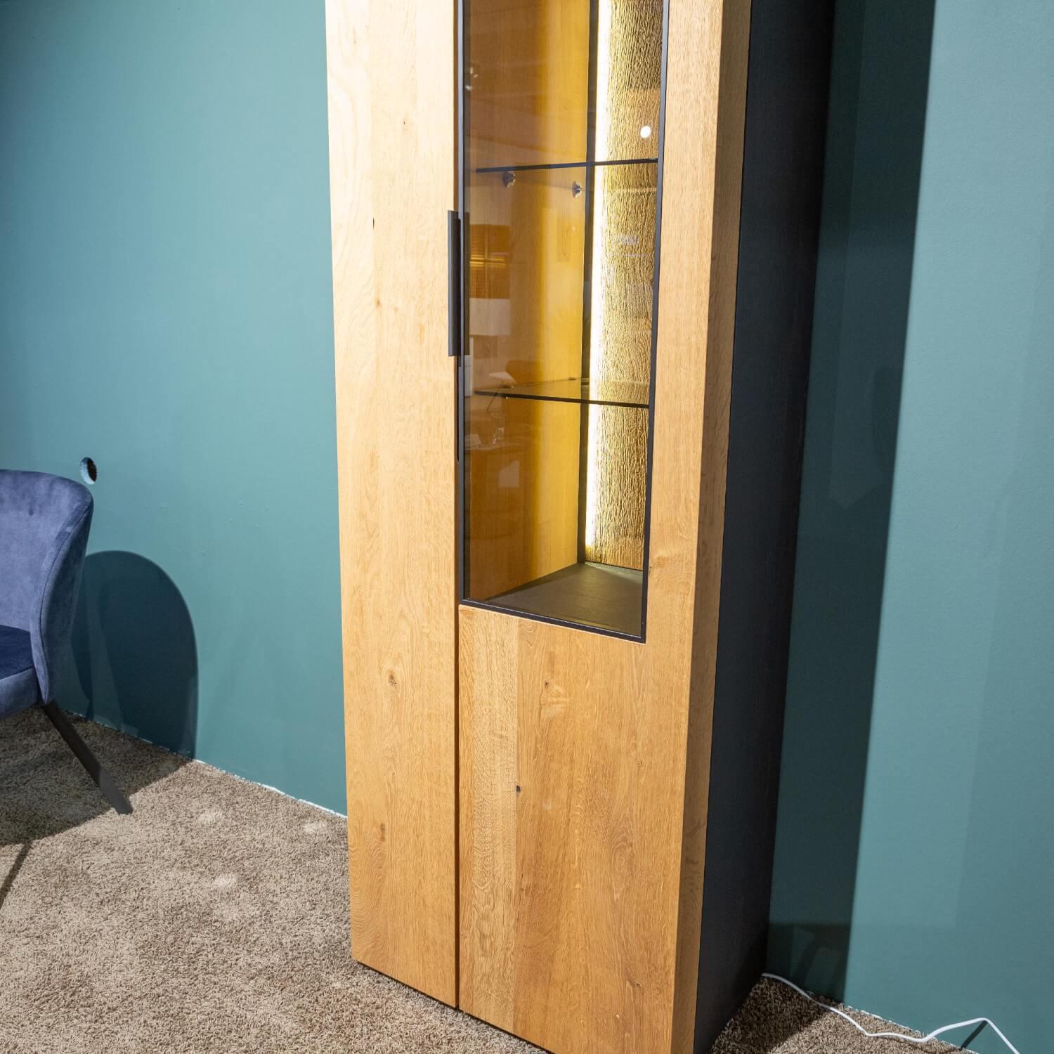 Schöner Wohnen-Kollektion - Vitrine Yoris Rechts Front Kerneiche Umato Gebürstet Korpus Eiche Anthrazit Mit Beleuchtung - 8