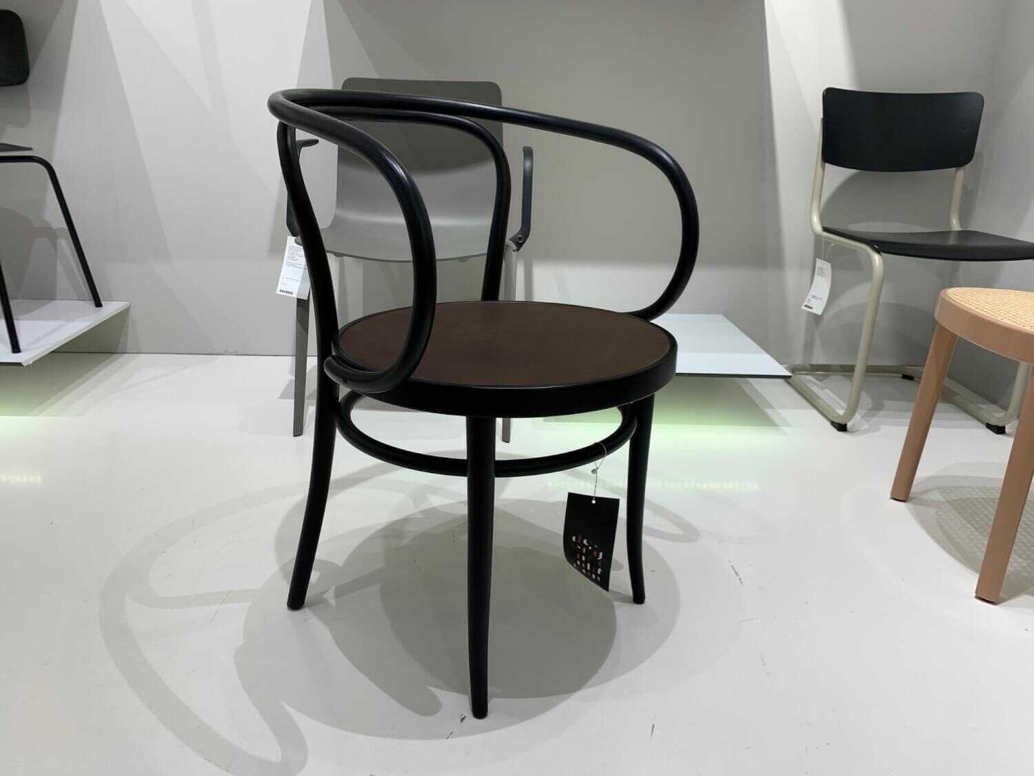 Thonet - Bugholzarmlehnstuhl 209 ML Esche Schwarz Leder Braun - 2