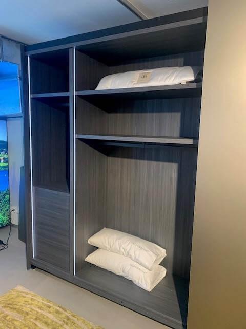 Kettnaker - Schiebetürenschrank Flat Front Alu Bronzehell Inne Eiche Anthrazit Matt Mit Beleuchtung Griffe Lack Matt Graphit Inklusive Inneneinteilung Ohne Deko - 3