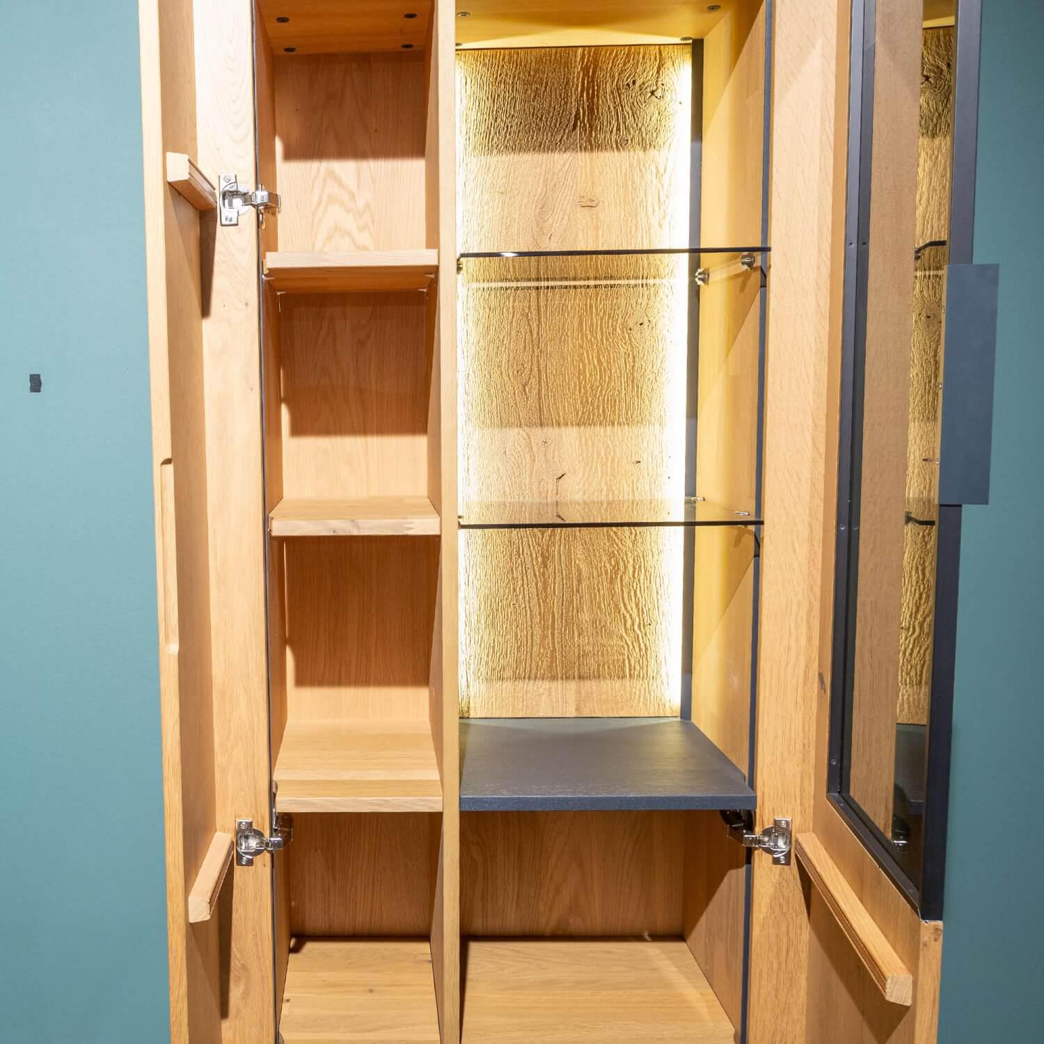 Schöner Wohnen-Kollektion - Vitrine Yoris Rechts Front Kerneiche Umato Gebürstet Korpus Eiche Anthrazit Mit Beleuchtung - 7