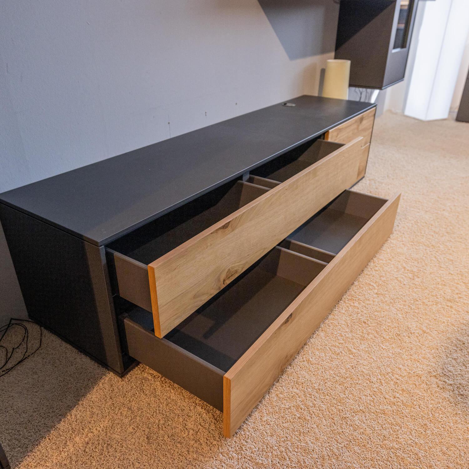 WK Wohnen - Wohnwand Wk 440 Lavato Und Vitrine 440 Balkeneiche Lack Schiefergrau Grau Matt Inklusive Beleuchtung - 16