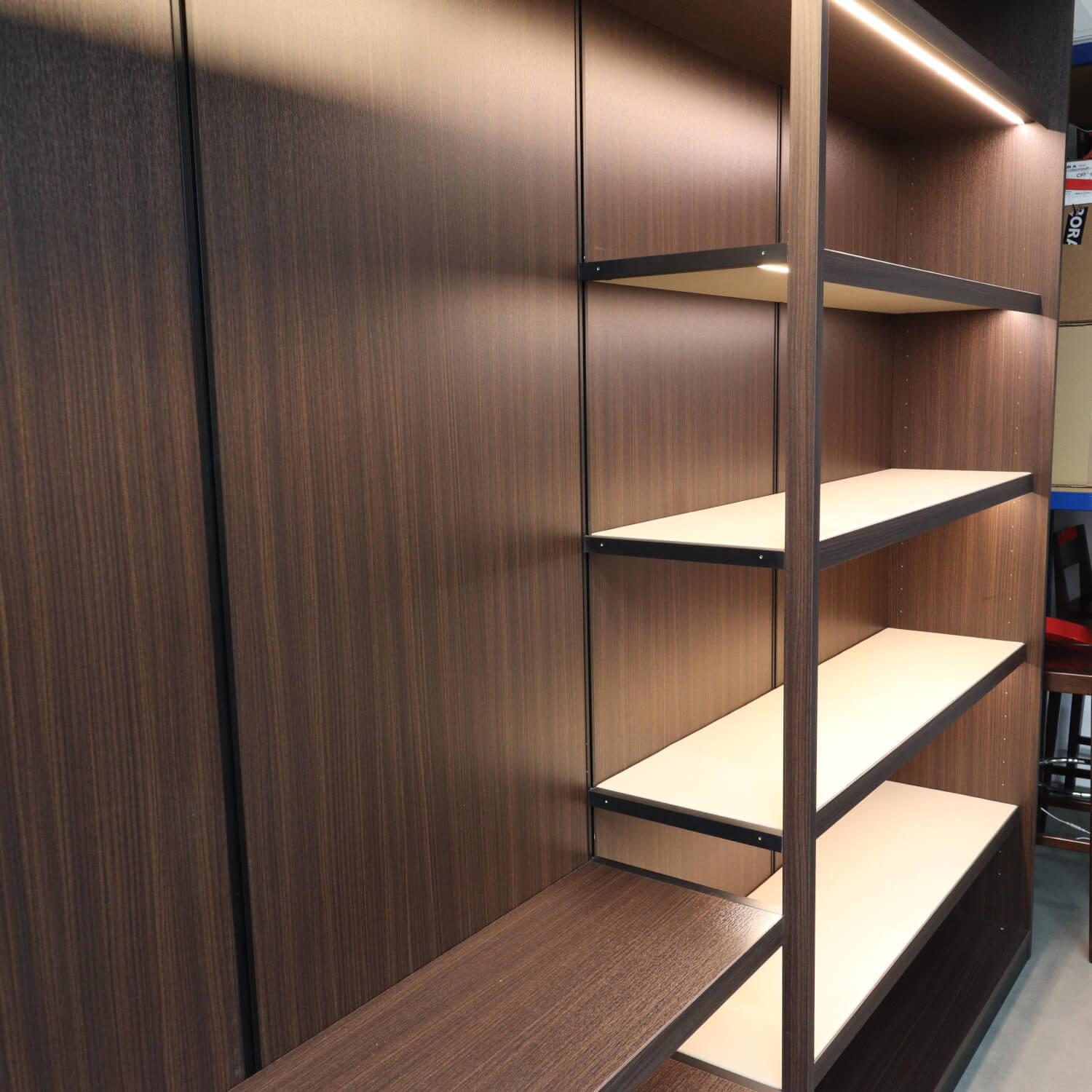 Porro - Schrankwand Struktur Eukalyptusfarben Fachböden Bezug Ecoleder Mit Beleuchtung - 5