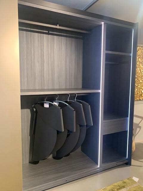 Kettnaker - Schiebetürenschrank Flat Front Alu Bronzehell Inne Eiche Anthrazit Matt Mit Beleuchtung Griffe Lack Matt Graphit Inklusive Inneneinteilung Ohne Deko - 4