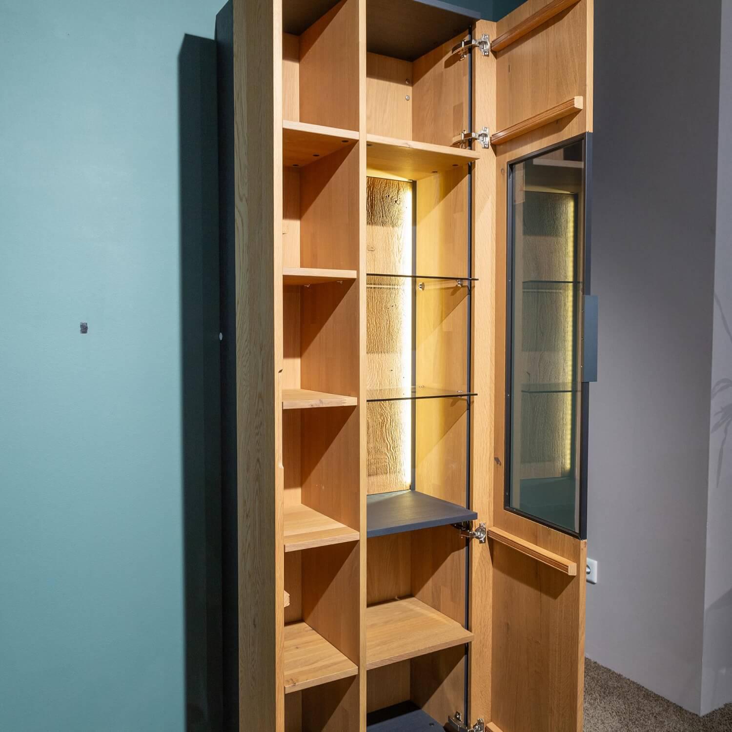 Schöner Wohnen-Kollektion - Vitrine Yoris Rechts Front Kerneiche Umato Gebürstet Korpus Eiche Anthrazit Mit Beleuchtung - 3