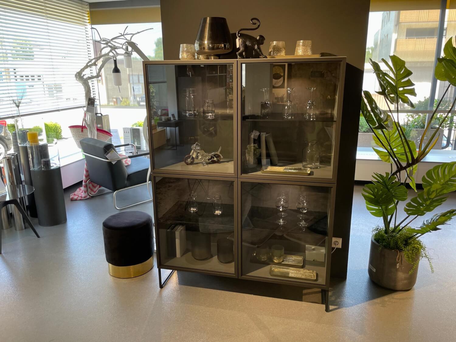 WK Wohnen - Vitrine WK 420 Viva Holz Furniert Grau Mit Glastüren Gestell Dunkelgrau - 3