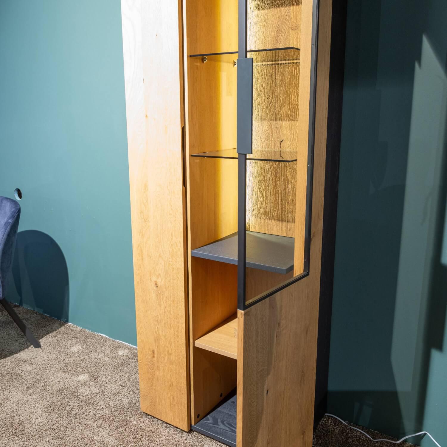 Schöner Wohnen-Kollektion - Vitrine Yoris Rechts Front Kerneiche Umato Gebürstet Korpus Eiche Anthrazit Mit Beleuchtung - 11