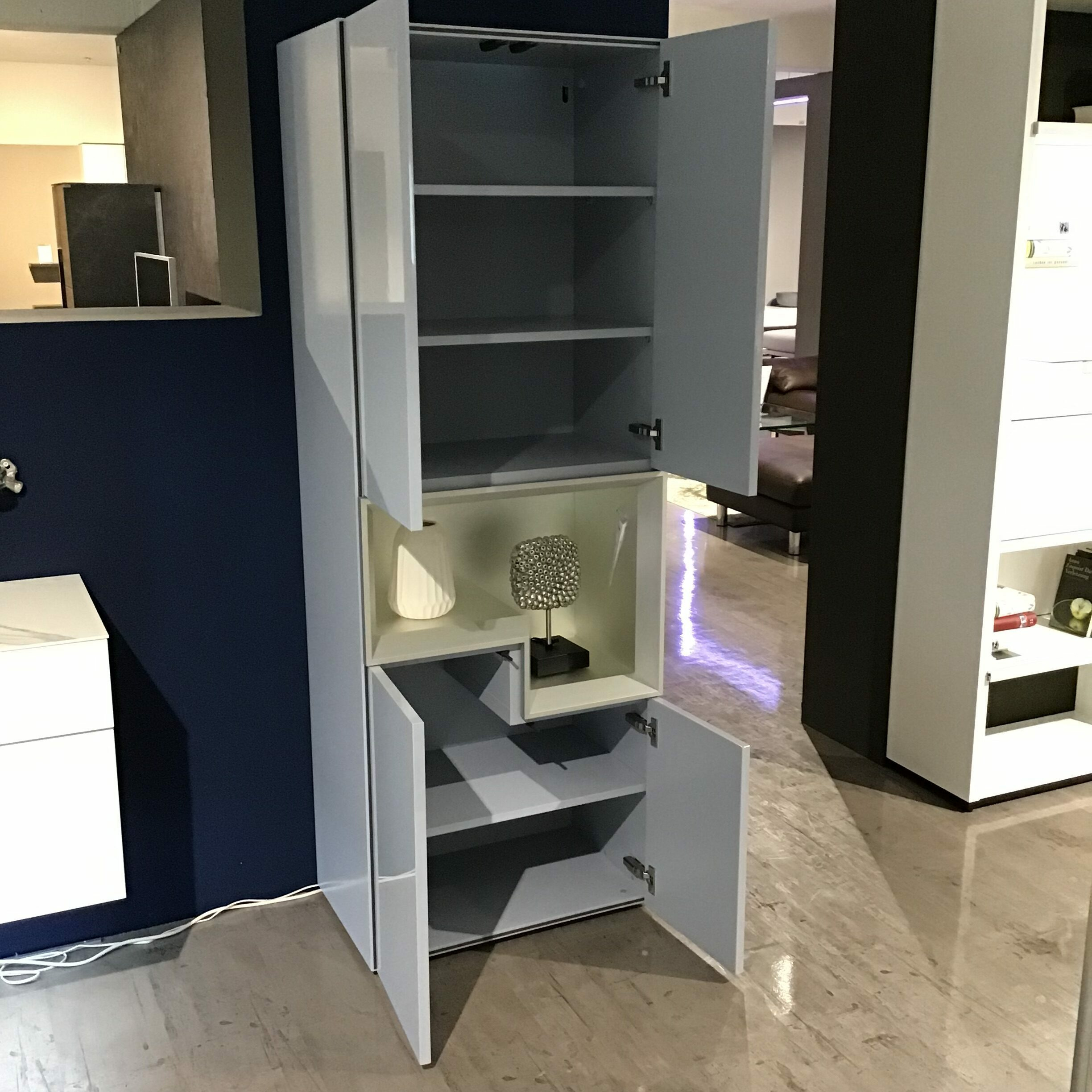 Hülsta - Vitrine Tetrim 981003 Lack Hochglanz Eisblau Rahmen Silberfarben Inklusive LED Rahmenbeleuchtung - 2