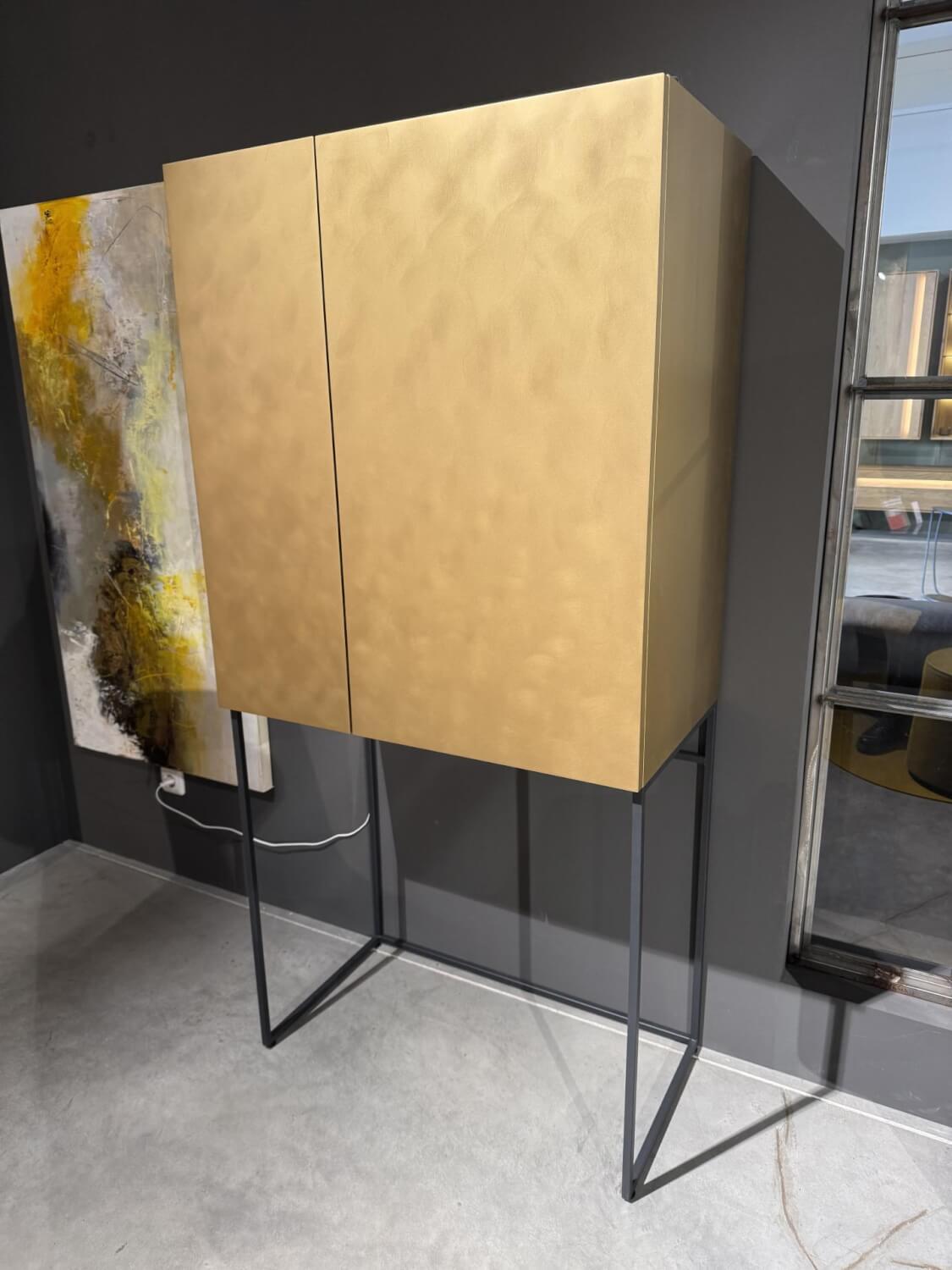 Contur - Barschrank 3900 C Lack Gold Gebürstet Gestell Schwarz Rückwand Spiegel Inklusive LED Beleuchtung - 3