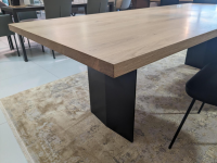 esstische-riva1920-esstisch-sky-natural-holzoberflaeche-gewachst-gestell-natureisen-schwarz-lackiert-3