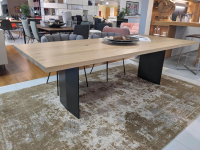 esstische-riva1920-esstisch-sky-natural-holzoberflaeche-gewachst-gestell-natureisen-schwarz-lackiert